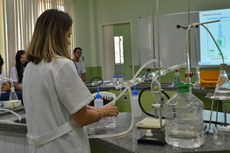 O curso de Licenciatura em Química conta com diversos laboratórios no campus