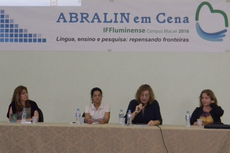 As professoras Maria Isaura, Vania Dutra e Leonor Werneck com a mediadora Magda Martins.