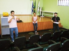 Professores Oseias Teixeira e Leonardo Salvalaio e a bolsista Dyane Pimentel apresentam o vídeo feito pelo projeto de extensão.