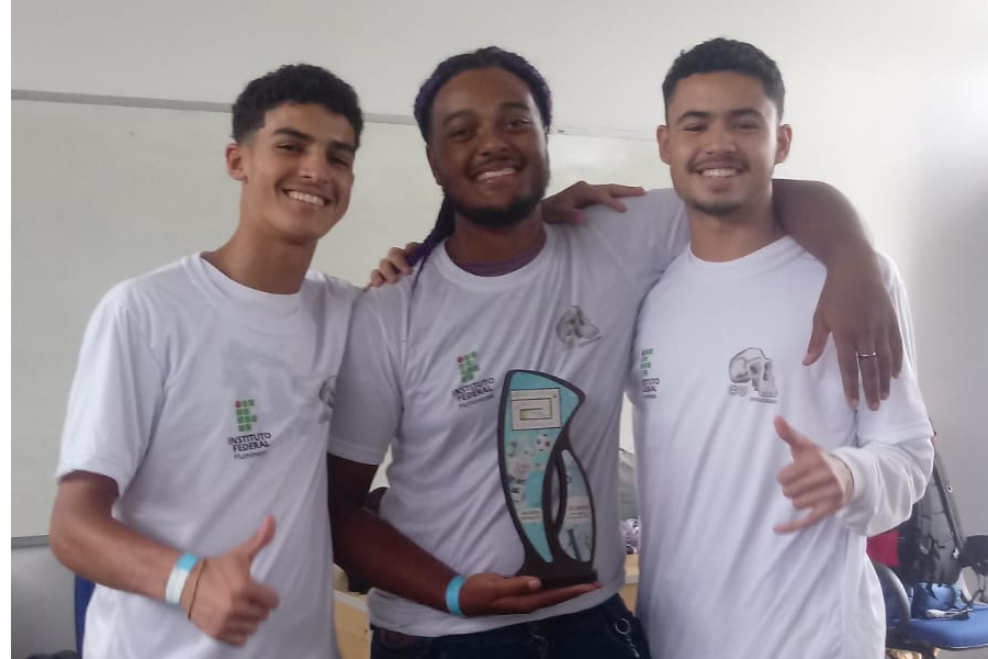 Alunos de Macaé obtem segundo lugar em torneio de robótica