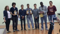 Professores premiados e apresentadores do evento.