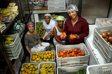 Alessandra Paravidino (nutricionista do campus), Alzemira de Lima Martins da Cooperativa de Macaé, Eliene Mendes (merendeira) e Beatriz Ribeiro (merendeira)