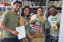 Livros doados ao Colégio Municipal Botafogo, de Macaé. (Foto: Alan Murilo)