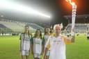 Estudantes do campus Macaé receberam a chama olímpica no campo do estádio Moacyrzão, na Barra de Macaé.