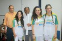 Estudantes do campus Macaé receberam a chama olímpica no campo do estádio Moacyrzão, na Barra de Macaé.