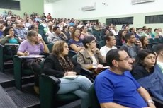 Reunião teve início às 18h no auditório do campus.