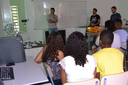 Os estudantes conhecerm um pouco sobre energias renováveis no laboratório. (Foto: Valdênia Lins)