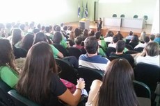 Auditório lotado durante apresentação do Consulado do Canadá.