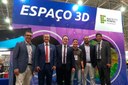 Professor Robson Santos (IFF - Macaé), Mauro Luiz (diretor de Desenvolvimento da Rede
de Instituições Federais de Ensino Superior), Henrique Sartori (Secretário Executivo do MEC,
representando o Ministro da Educação, Rossieli Soares), Carlos Henrique Coutinho e Lucas Moreira Dias (alunos de Engenharia IFF - Macaé) e Wilson Conciane (reitor do IFB), no estande de apresentação do Projeto Dispositivo Reconfigurável para Visualização 3D de Superfícies
Tridimensionais no espaço do MEC na Semana Nacional de Ciência e Tecnologia.