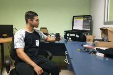 O estudante Jean Ribeiro, participante do projeto de otimização do etilômetro veicular, no Laboratório de Simulação do Campus Macaé.