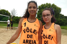 A dupla de vôlei de praia feminino tirou primeiro lugar no campeonato e vai disputar a Regional dos IF.