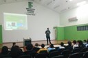 Professor Alfredo Antunes, coordenador de Eletromecânica, apresenta o curso para os estudantes de Rio das Ostras.