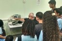 Professor Dalson Nunes apresenta o laboratório de Eletrônica.