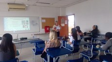 A professora Andrea Barbosa ministra aula sobre uso de zines na educação. 