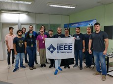 Professor Eduardo Beline e estudantes que participam dos projetos desenvolvidos no LabSim.