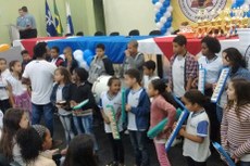 Formatura do Proerd, programa de iniciativa da Polícia Militar, no auditório do Campus Macaé.