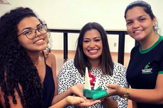 A professora Camila Barros com as estudantes Mariana Gomes e Giovana Silva em cerimônia de premiação dos curtas em janeiro de 2020.