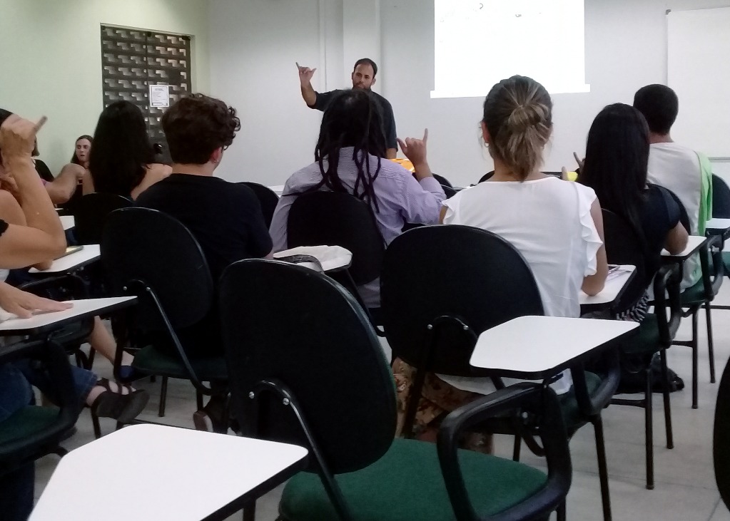 Curso de Libras (1) Corte.jpg