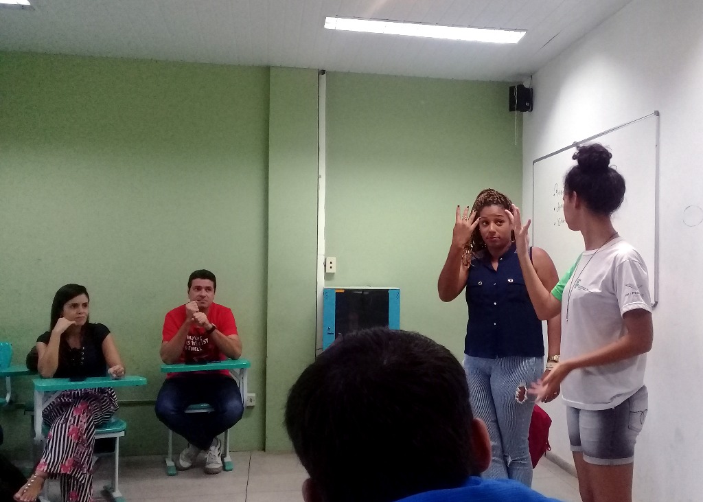 Curso de Libras (4) Corte.jpg