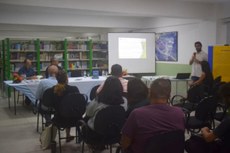 O bibliotecário/documentalista e editor assistente da Essentia, Henrique Barreiros Alves apresentou a coleção Memórias Fluminenses.