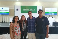 Os estudantes Sheila e Rafael, com a professora Elane e Carlos Sardenberg, da Petrobras