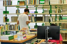 A biblioteca fica localizada na entrada do Bloco Pedagógico