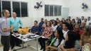 Francesco Lugli, servidor voluntário, conversa com os participantes. 