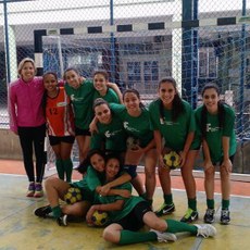 Atletas do handball feminino do campus Maricá com a professora Regiane (casaco rosa).