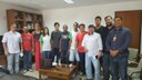 Estudantes e gestores da prefeitura reunidos.