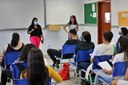 A equipe pedagógica do IFF Maricá está tirando dúvidas dos alunos nas salas de aula e na coordenação