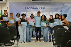 Os estudantes do IFF com o secretário de Trabalho, Marcus Bambam