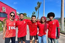 A equipe de atletismo que representará o IFF Maricá, com a professora Regiane Costa