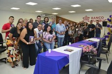 A entrega dos livros foi feita aos autores dos artigos. Foto de divulgação: Prefeitura de Maricá/ Anselmo Mourão