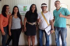 Da esquerda para a direita: Suzany Fernandes dos Anjos (técnica em enfermagem), Patrícia da Silva Soares (assistente de aluno), Rafaela Dumas Reis (pedagoga), Josué Pereira França da Rocha (agente de combate a endemias) e Lennon Martins Pontes (auxiliar de enfermagem). 
