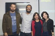 Da esquerda para a direita: Thiago, Mendel, Thaís e a professora de geografia e colaboradora do projeto, Tassia Gabriele Balbi, no primeiro encontro do curso.