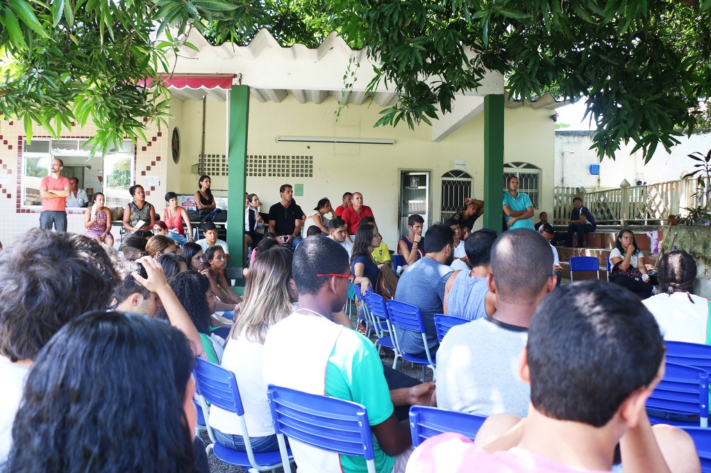 Reitor se reúne com estudantes e servidores do campus Maricá