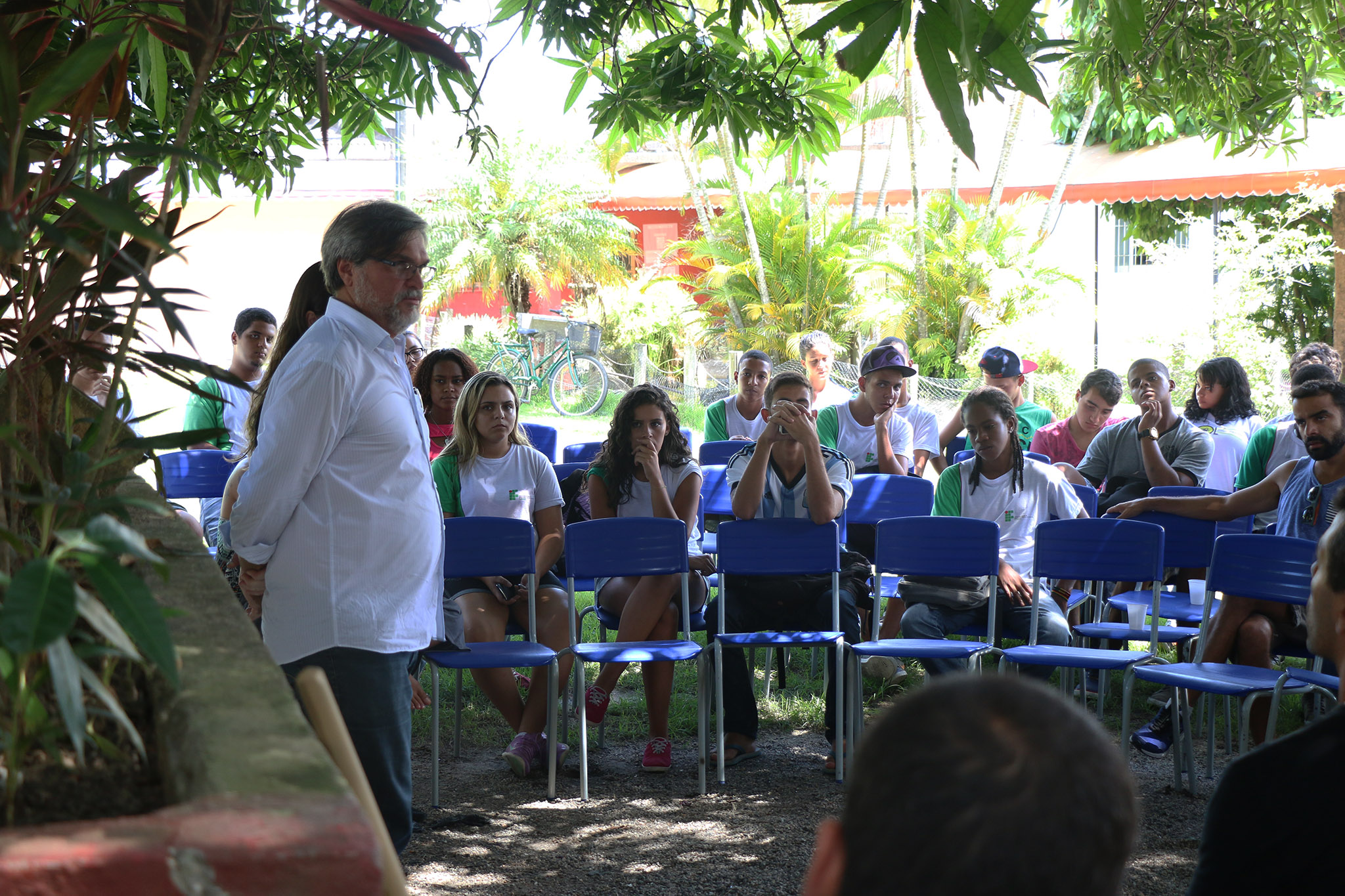 Reitor se reúne com estudantes e servidores do campus Maricá