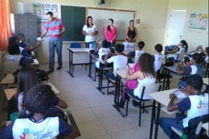 Os servidores conversaram com os estudantes sobre os riscos e formas de prevenção.