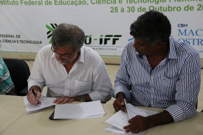 Luiz Augusto Caldas e Vicente de Oliveira na assinatura do segundo contrato do PICG, desta vez com a Arte Cerâmica Sardinha.