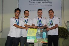 Em 1º lugar ficou a equipe que desenvolveu o app "Minha Cidade". Da esquerda para a direita: Lucas (estudante), Ranielli, Tiago e Claudio (servidores de Tecnologia da Informação do Instituto).