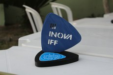 O troféu para o 1º lugar do III Inova IFF feito na impressora 3D do Polo de Inovação Campos dos Goytacazes.