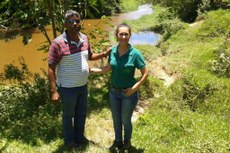 Marla e o orientador Vicente durante pesquisa no rio Capivari