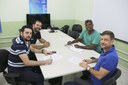 Gestores do IFF e PICG com o egresso Thiago Rodrigues (camisa listrada) durante assinatura de novo contrato do Polo de Inovação 