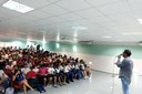 Estudantes participam da apresentação de Bira da Vila, cantor e ativista.