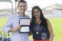 Arthur recebendo a placa de agradecimento da Secretária de Educação de Santo Antônio de Pádua.