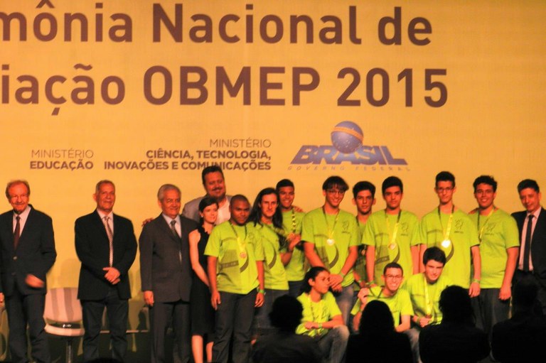 Estudante é premiado com medalha de ouro por desempenho em Matemática