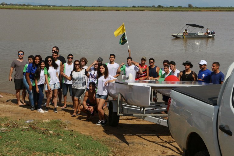 Campus São João da Barra lança barco movido à energia solar