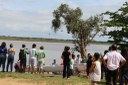 Participantes observam o lançamento do barco