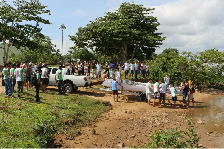 Campus São João da Barra lança barco movido à energia solar