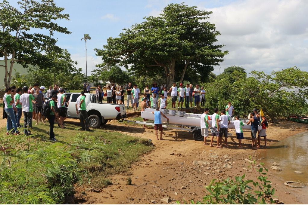 Campus São João da Barra lança barco movido à energia solar